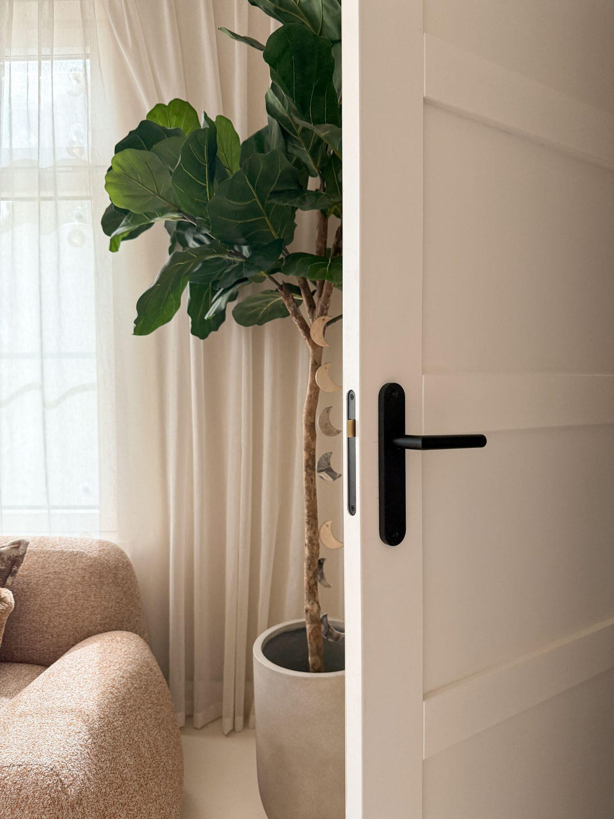 hero, deurklink op rozet op een houten binnendeur