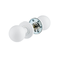 Witte ronde deurknop van Ostiumhome, draaibaar en geveerd voor binnendeuren.