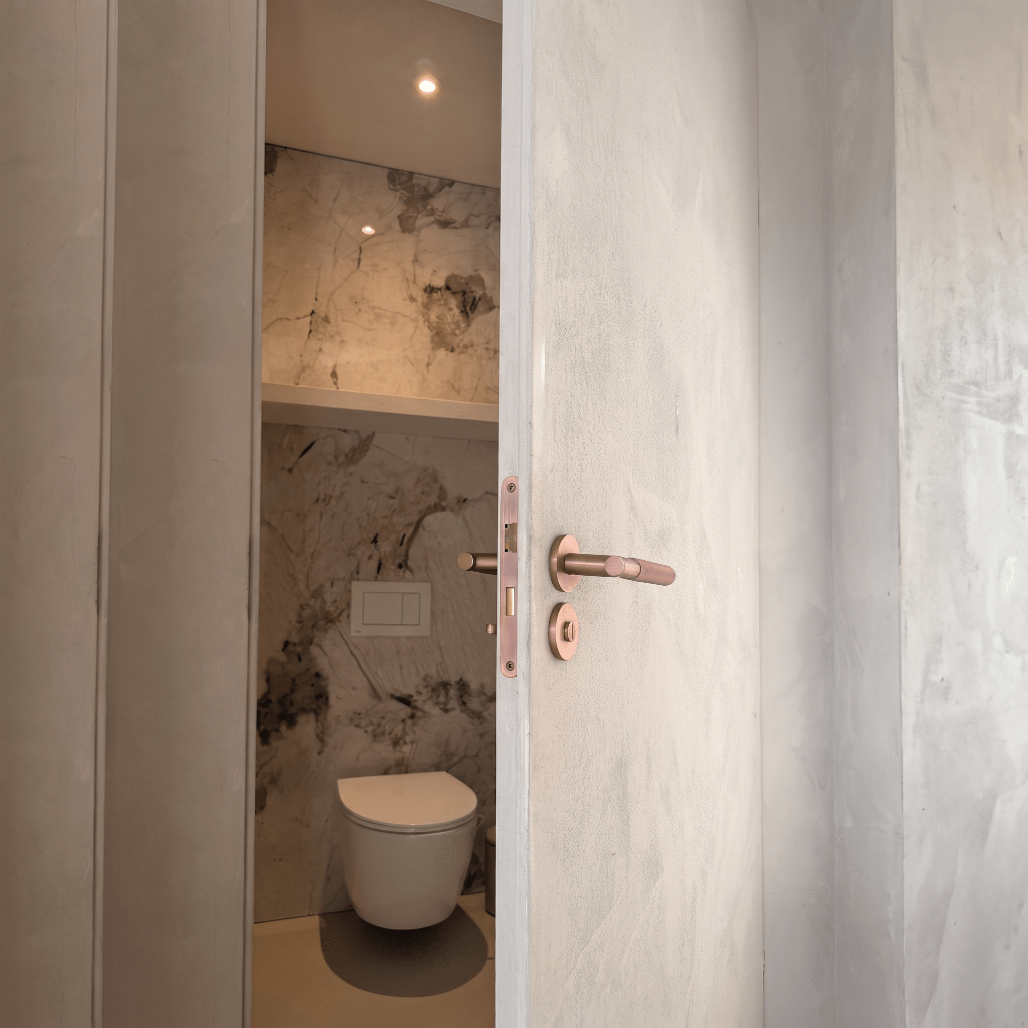 Serrure de WC en cuivre sur rosace ronde