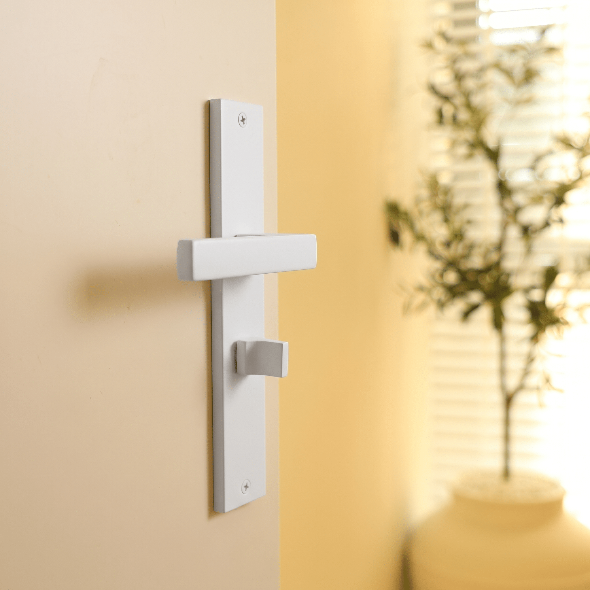 Lorto - Serrure WC blanche sur plaque longue droite - PC 63 mm