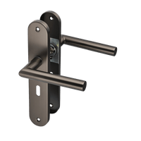 Deurklink op rond schild met sleutelgat, in kleur gun metal van Ostiumhome.