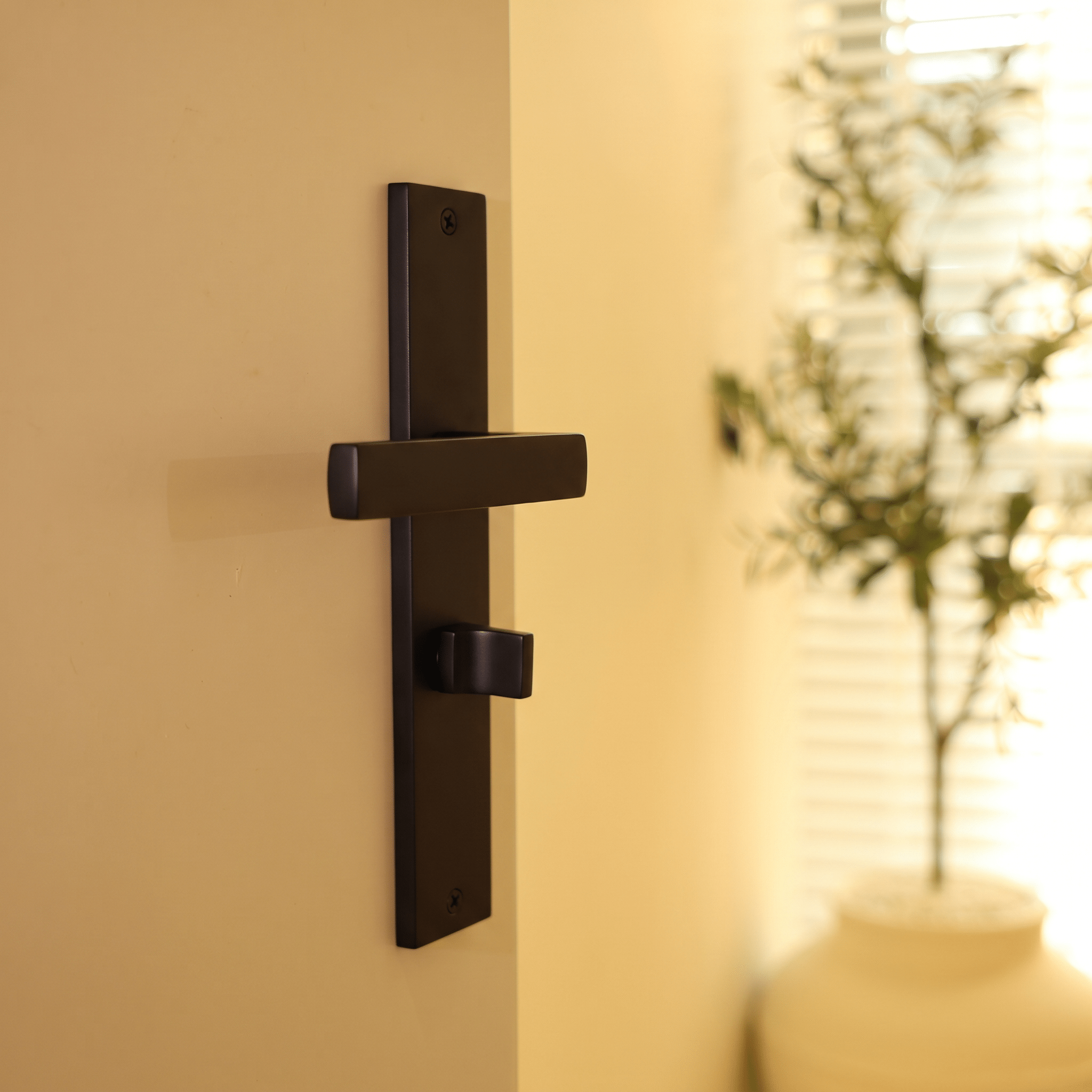 Veneto - Zwart WC-slot op Recht Lang Schild - PC 63 mm