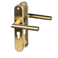 Mat gouden Andria deurklink op lang schild met cilindergat PC 55 mm voor een luxe, moderne binnendeur
