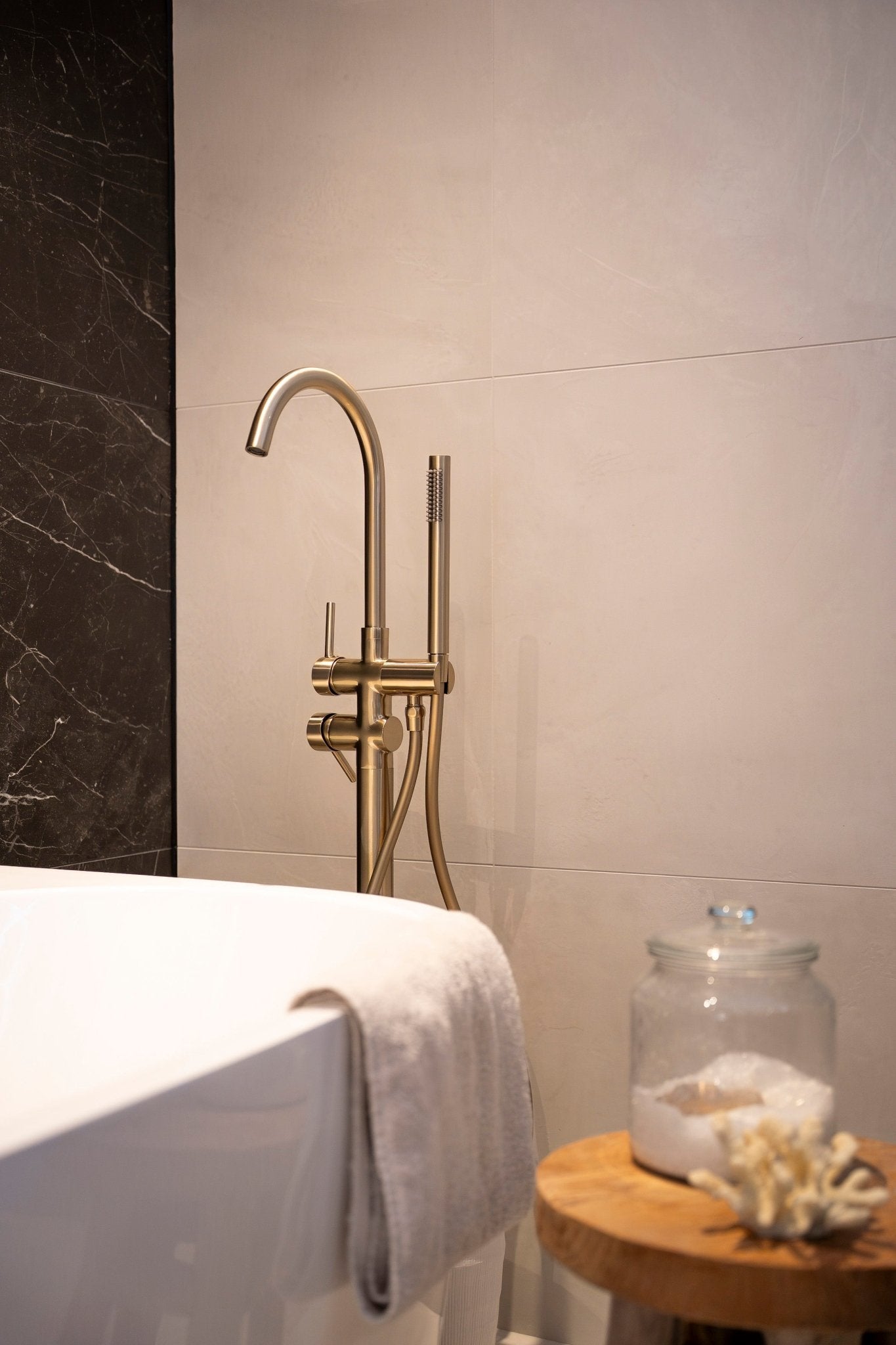 Armonio - Robinet de baignoire sur pied doré - avec douchette à main