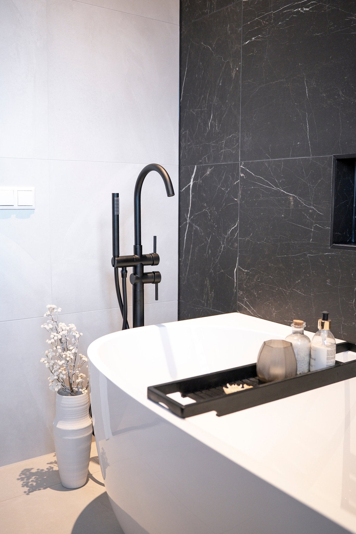 Armonio - Robinet de baignoire sur pied noir - avec douchette