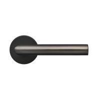 Gun metal Cosa deurklink 135 mm op geveerd rond rozet voor een stoer en modern accent