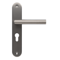 Deurklink in kleur gun metal, op rond schild met cilindergat.