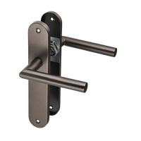 Deurklink in kleur gun metal, op lang rond schild van Ostiumhome.