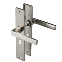 RVS zilveren Grado deurklink op lang schild 245 × 45 mm met sleutelgat PC 56 mm, geveerd voor soepele terugkeer