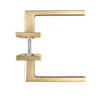 Ostiumhome mat gouden deurklink op vierkant schild met ergonomische 60 mm greep