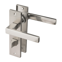 RVS zilveren Merano deurklink op kort schild 180 × 45 mm met geïntegreerd WC-slot hartafstand 63 mm voor moderne badkamerdeuren