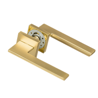 RVS Nardo deurbeslag mat goud met 50 × 50 mm vierkant rozet en ergonomische greep