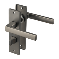 Mat gun-metal Novara deurklink op kort schild 180 × 45 mm met geïntegreerd WC-slot hartafstand 63 mm