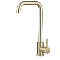 Mat gouden Savona keukenkraan in vooraanzicht met zachte glans en luxe minimalistisch design.