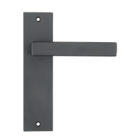 Mat zwarte Ravello deurklink op 180 × 45 mm kort schild voor een strak minimalistisch interieur