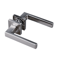 Geborsteld zilveren Monta deurklink met geveerd vierkant rozet en 130 mm ergonomische greep