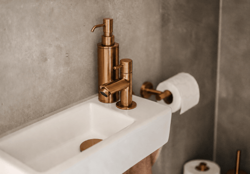 Bronzen kranen en douchesets: warme badkamertrend