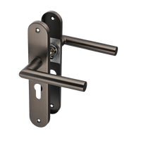 Deurklink op rond schild van Ostiumhome, met cilindergat in kleur Gun Metal.