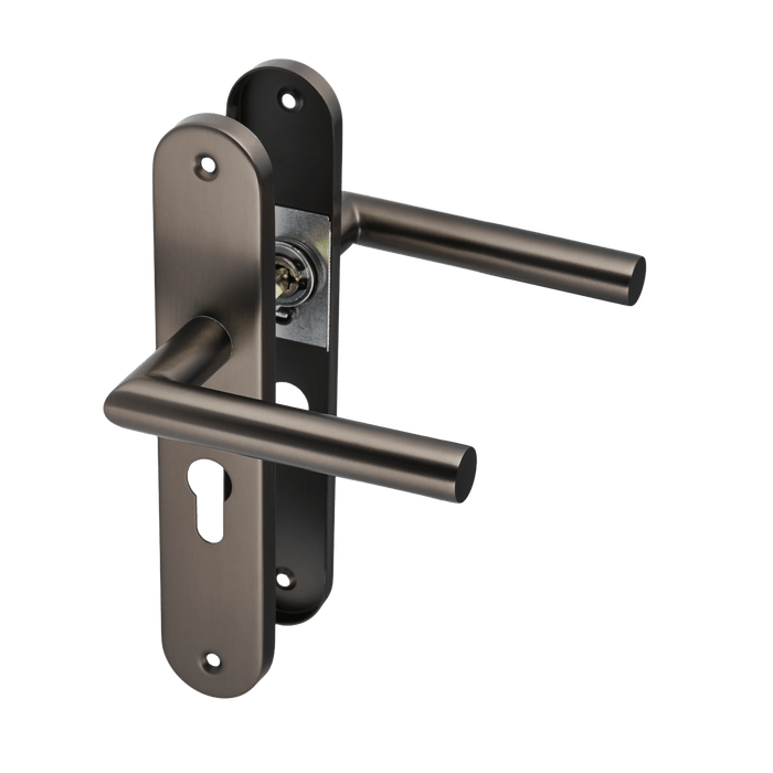 Deurklink op rond schild van Ostiumhome, met cilindergat in kleur Gun Metal.