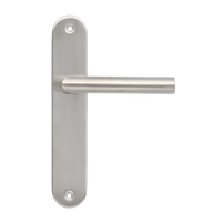 Vooraanzicht van de deurklink 225 mm op rond lang schild van Ostiumhome in kleur RVS Zilver.