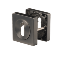 Set van twee vierkante sleutelrozetten Anzio gun metal 50 × 50 mm met afgeronde hoeken voor stijlvolle binnendeuren 
