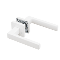 Geveerde witte Arezzo deurklink 135 mm met strakke 50 × 50 mm vierkante rozet voor moderne binnendeuren

