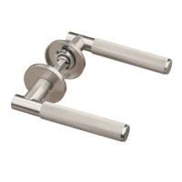 Luxe RVS zilveren Arluno deurklink met diamond-cut grip, geveerd mechanisme en rond rozet voor moderne binnendeuren 