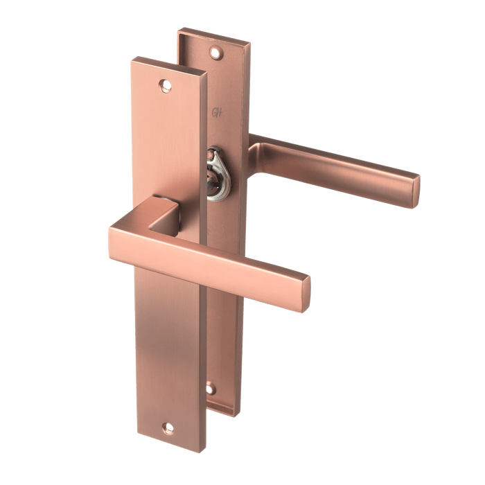 Mat koperen Collodi deurklink op blind lang schild 245 × 45 mm met geveerde terugveeractie 
