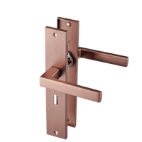 Mat koperen Collodi deurklink op lang schild 245 × 45 mm met sleutelgat SL 56 mm voor klassieke slotdeuren

