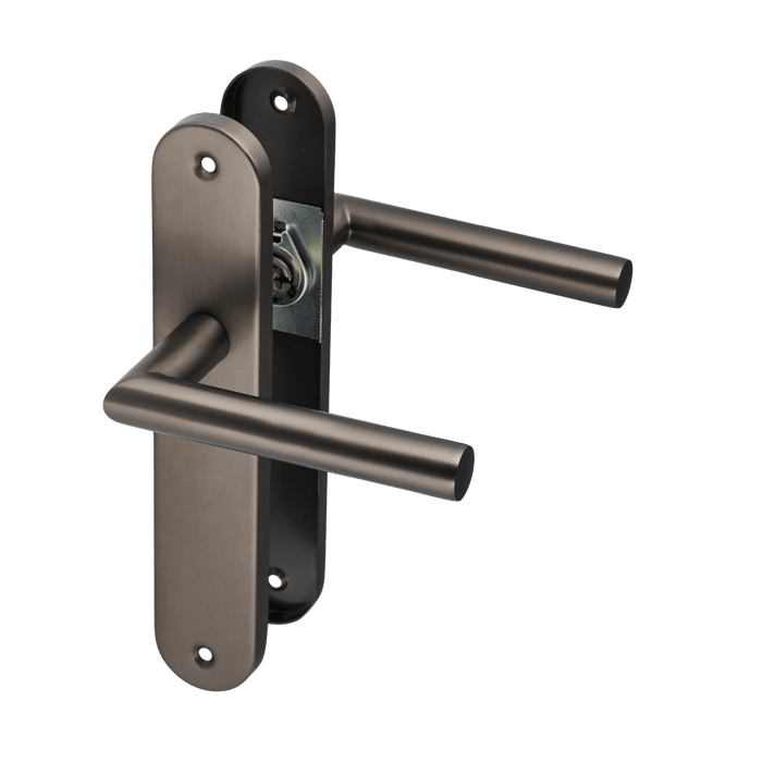 Deurklink in kleur gun metal, op lang rond schild van Ostiumhome.