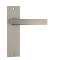 Geveerde gun-metal Novara deurbeslagset met strak kort schild en ergonomische greep