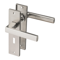 RVS zilveren Merano deurklink op kort schild met sleutelgat PC 56 mm en geveerd mechanisme