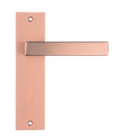Mat koperen Nola deurklink op kort schild 180 × 45 mm voor een stijlvolle, tijdloze binnendeur 