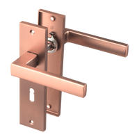 Mat koperen Nola deurklink op 180 × 45 mm kort schild met sleutelgat PC 56 mm voor een luxe binnendeur 