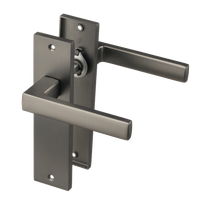 Gun metal Novara deurklink op kort schild 180 × 45 mm met geveerd mechanisme voor een industriële look