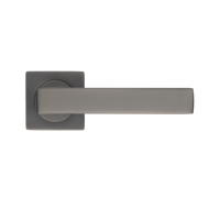 Ostiumhome Anzio geveerde deurklink in gun metal met ergonomische greep en strakke industriële lijnen

