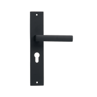 Ostiumhome® VENETO deurklink op schild met cilindergat in mat zwarte afwerking, 55 mm hartafstand – frontale weergave.
