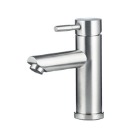RVS wastafelkraan met rechte uitloop, symmetrisch design en geborstelde afwerking in vooraanzicht.

