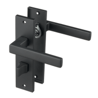Mat zwarte Ravello deurklink op kort schild 180 × 45 mm met geïntegreerd WC-slot hartafstand 63 mm voor badkamerdeuren