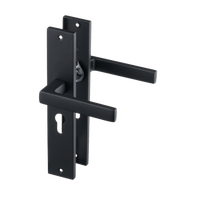Zijaanzicht van de VENETO deurklink met mat zwart schild en cilindergat van Ostiumhome®, 55 mm PC-maat.