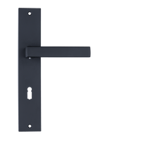 Lang schild Veneto deurklink 245 × 40 mm in mat zwart RVS voor een strakke moderne look met sleutelgat

